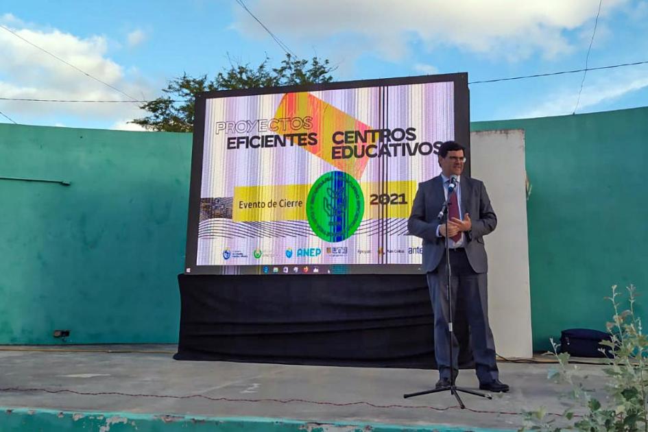 Director nacional de Energía, Fitzgerald Cantero Director nacional de Energía, Fitzgerald Cantero; detrás de él se ve una gran pantalla