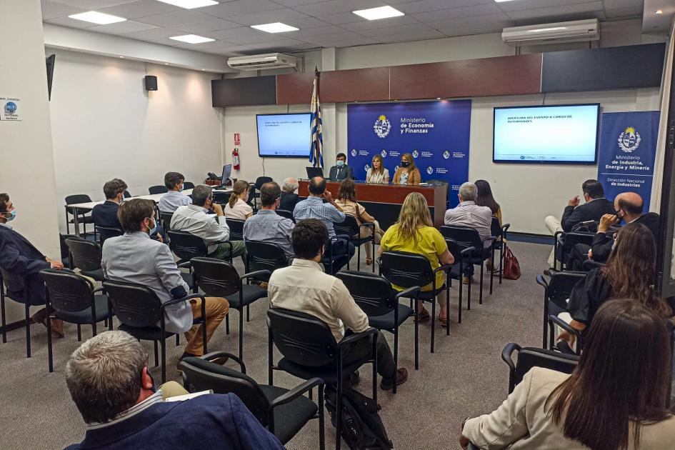 El evento se realizó en el MEF Público y, al fondo, mesa de autoridades y una pantalla