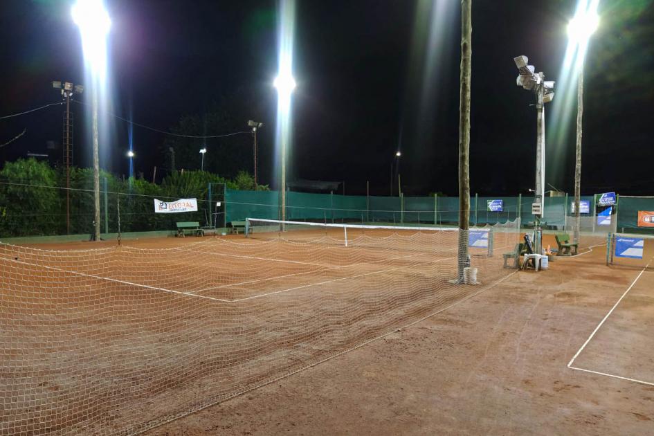 Cancha de tenis del Club Nacional de Fútbol de Nueva Helvecia Cancha de tenis, con focos encendidos