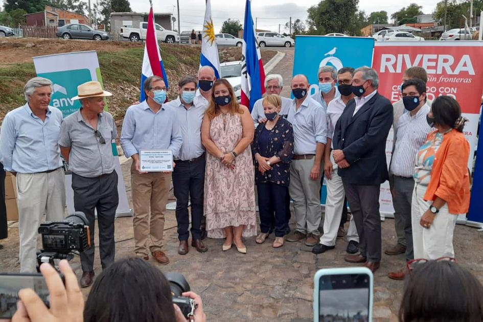 Autoridades durante la inauguración; detrás se ven pabellones y banners de las instituciones