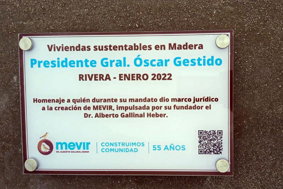 Placa conmemorativa Placa conmemorativa con fecha, lugar y logo de Mevir