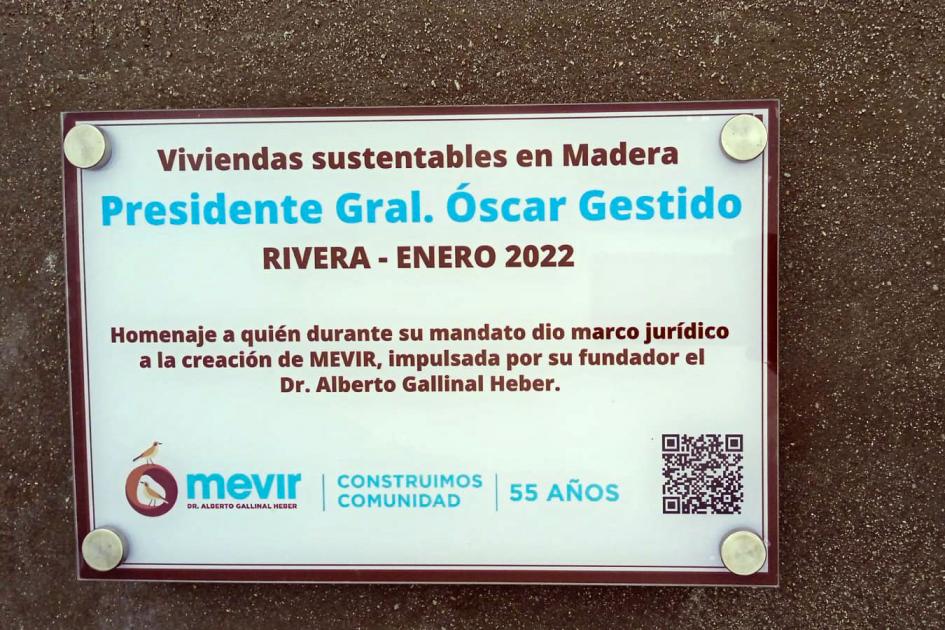 Placa conmemorativa con fecha, lugar y logo de Mevir