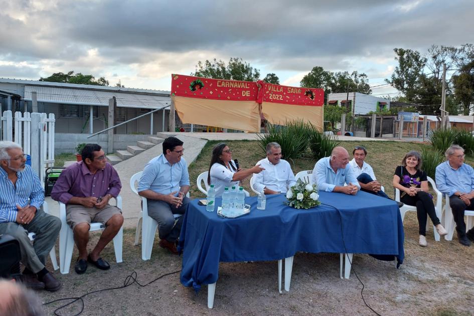 Mesa de autoridades en inauguración en Villa Sara Mesa de autoridades en Villa Sara; a su lado hay otras personas.