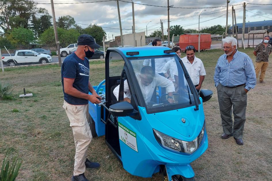 Intendente de Treinta y Tres, Mario Silvera, probó un triciclo eléctrico adquirido por Villa Sara Intendente de Treinta y Tres prueba un triciclo en Villa Sara
