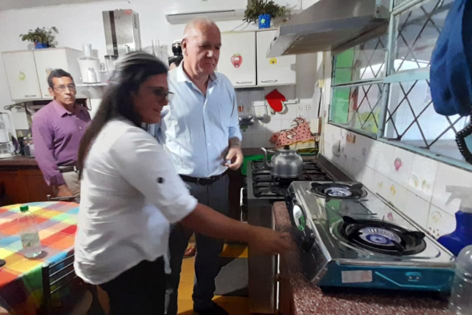 Cocina del CAIF que utilizará la energía del biodigestor Autoridades locales muestran a Verri la cocina que utilizará la energía del biodigestor