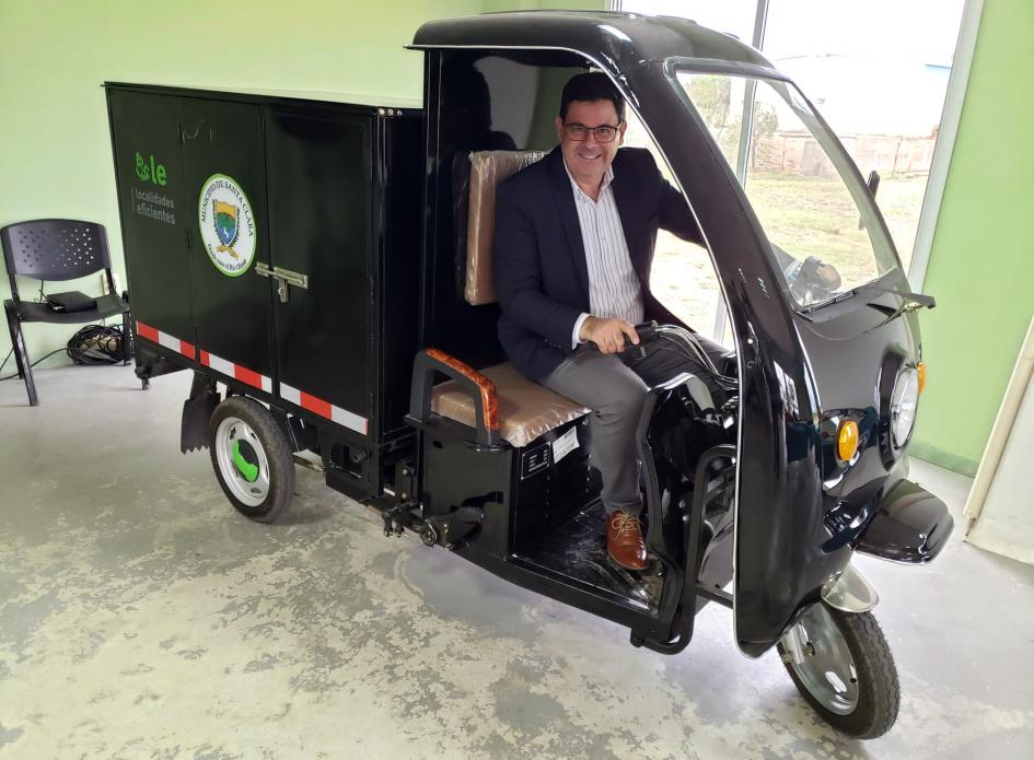 Director Fitzgerald Cantero prueba un triciclo eléctrico de carga adquirido en Santa Clara de Olimar Director Fitzgerald Cantero prueba un triciclo eléctrico de carga