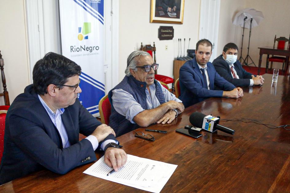Mesa de autoridades en la firma del convenio entre MIEM, Fudaee e Intendencia de Río Negro