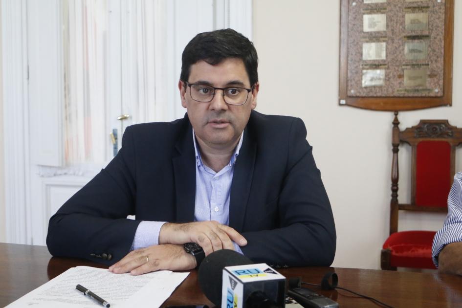 Director Cantero, sentado en una mesa y con un documento y una lapicera