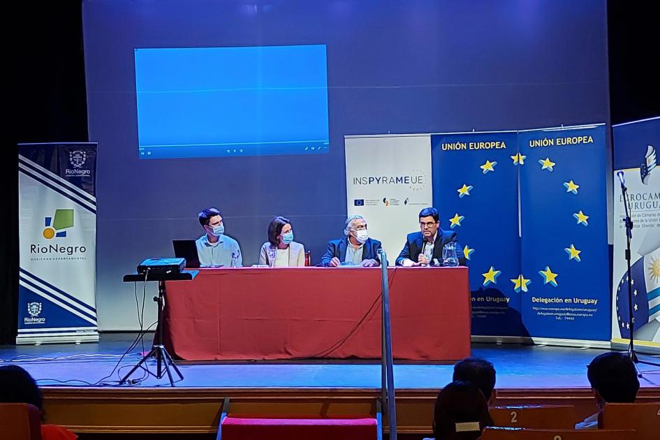 Mesa de autoridades en evento de Unión Europea e Intendencia de Río Negro; detrás se ven banners