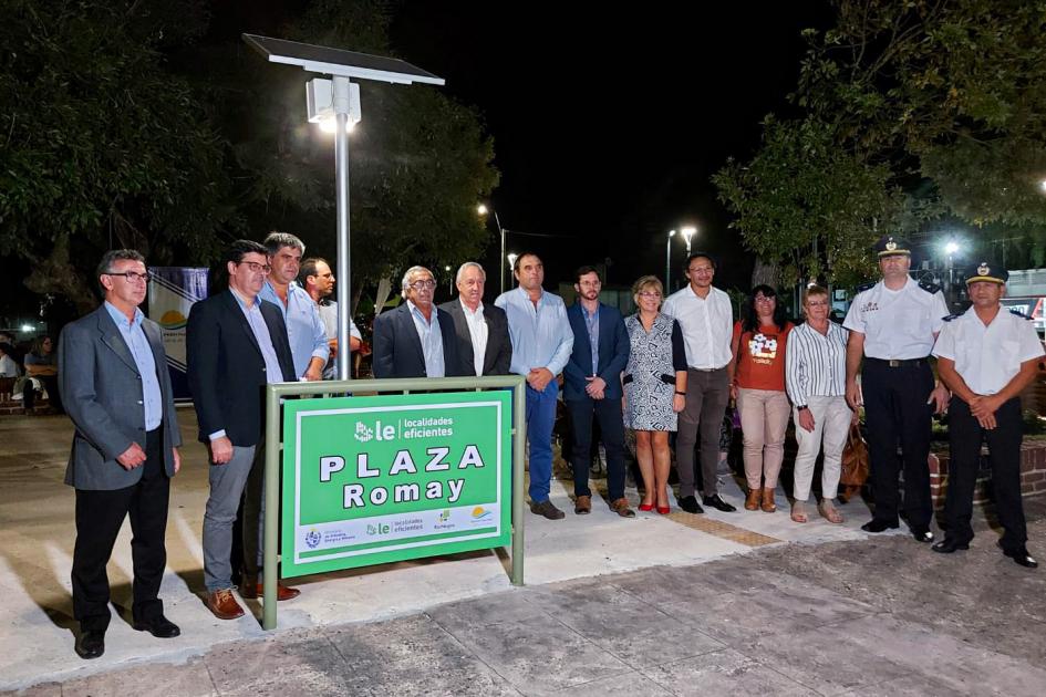 Inauguración de proyecto en Nuevo Berlín; muchas personas rodean cartel que dice de Plaza Romay