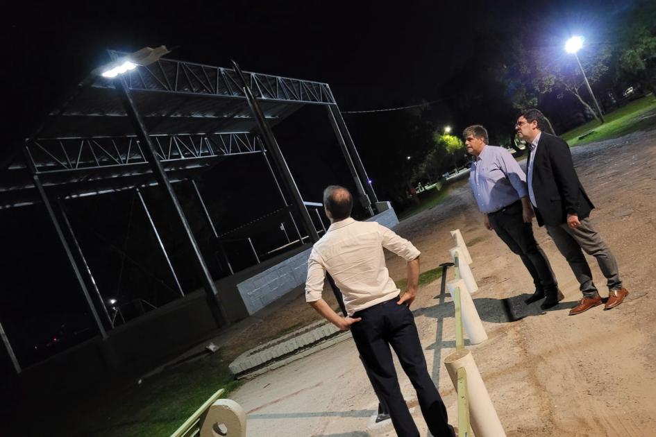 Cantero y técnicos del MIEM observan la nueva iluminación del espacio público