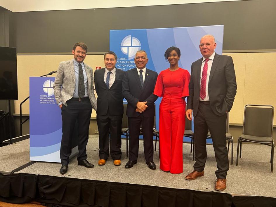 El ministro interino, Walter Verri junto al resto de los panelistas.