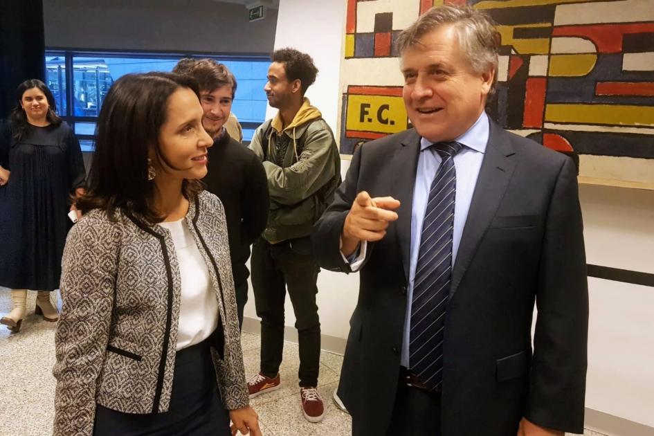 Ministro Omar Pagainini y representante de Meta, María Julia Díaz Ardaya El ministro dialoga con Díaz Araya; sonríe y señala algo con el índice