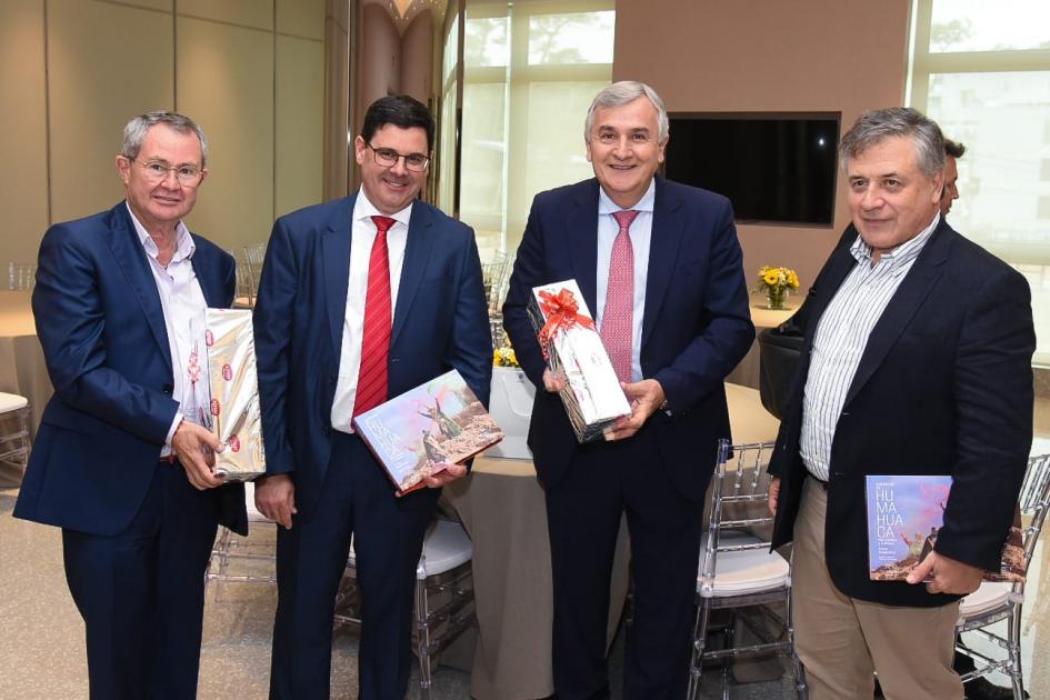 Intercambio de regalos entre el MIEM y el Gobierno de Jujuy Paganini, Cantero, Morales y otro hombre sostienen regalos