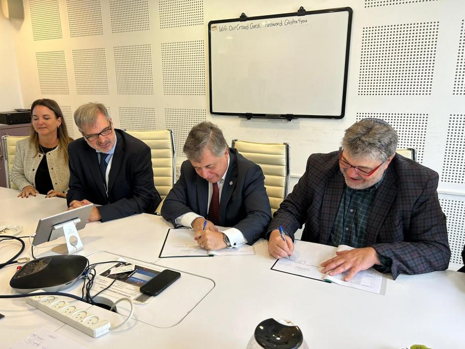 Firma del acuerdo por parte del ministro Paganini y Jon Medved de OurCrowd