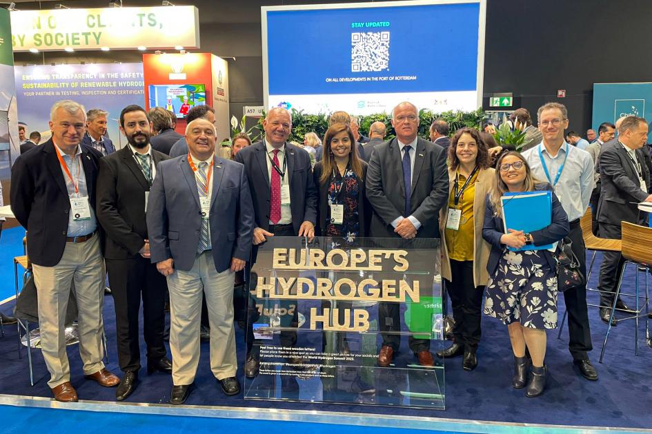 Delegación uruguaya en el World Hydrogen Summit & Exhibition 2023 Grupo de hombres y mujeres posan tras el nombre del evento