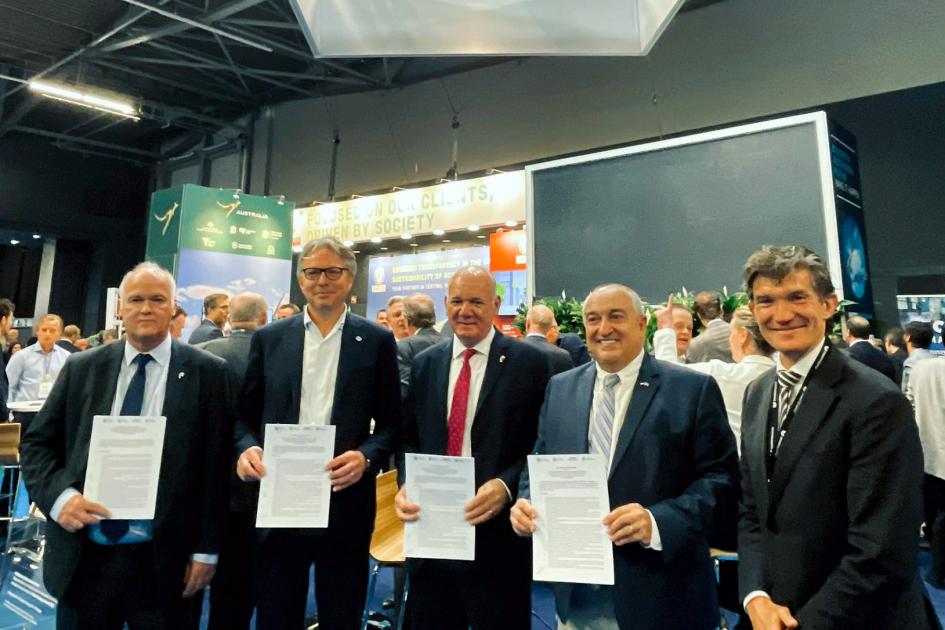 Foto luego de la firma del memorándum de entendimiento Verri y cuatro hombres más sostienen documentos en un evento