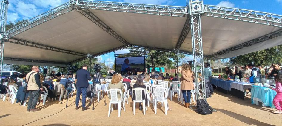 Stand para exhibición al aire libre de audiovisual; se ven asistentes