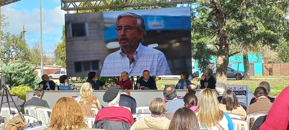 exhibición al aire libre de audiovisual con imagen de tabajador y asistentes viendo