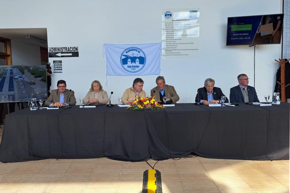 Mesa de autoridades Mesa de autoridades; son cinco hombres y una mujer