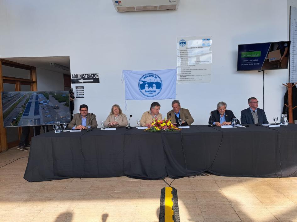 Autoridades reunidas en CEDEMCAR Director, ministro y autoridades en mesa, presentando medidas de eficiencia energética en CEDEMCAR