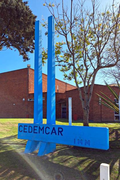El club deportivo CEDEMCAR se encuentra ubicado en San Carlos En fondo azul, se lee "CEDEMCAR IMM"