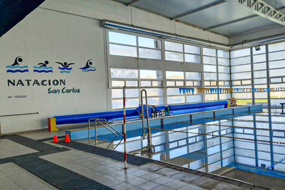 Piscina; en una pared se ve el nombre de la ciudad de San Carlos