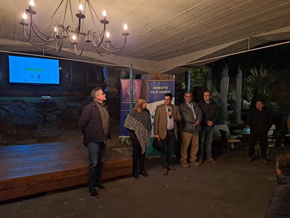 Lanzamiento de proyecto en el Castillo Pittamiglio Director hablando por micrófono y presentando el proyecto junto con autoridades del municipio