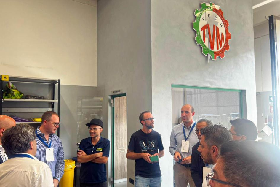 Imagen de TVM-TECH Un grupo de hombres está en un espacio interior; se ve el logo de TVM-TECH