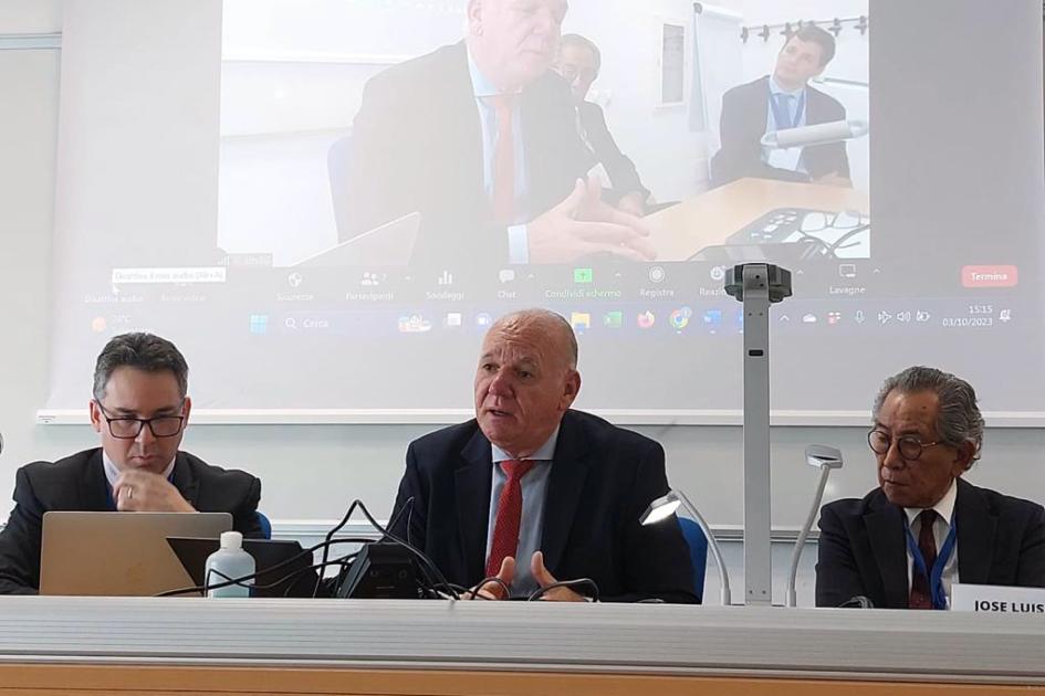El subsecretario Walter Verri participó en un panel sobre el sector forestal en el foro de Bérgamo Verri habla, sentado en una mesa, junto a dos hombres; detrás, se los ve en una pantalla