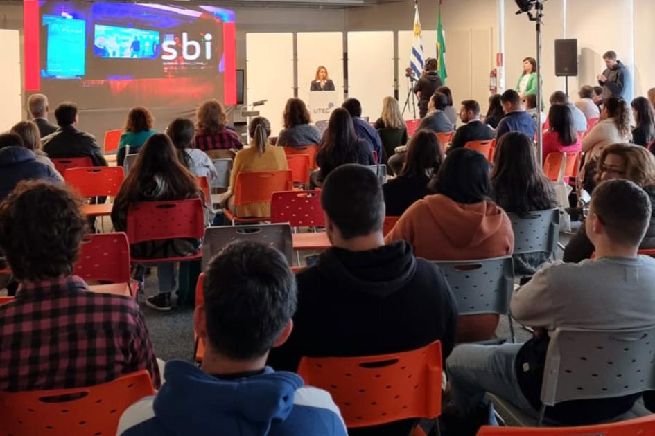 La directora Susana Pecoy se encargó de la apertura del evento Público en la UTEC; al fondo, habla Susana Pecoy desde un atril