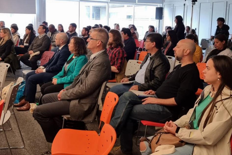 Público asistente Númeroso público asistente, visto de perfil
