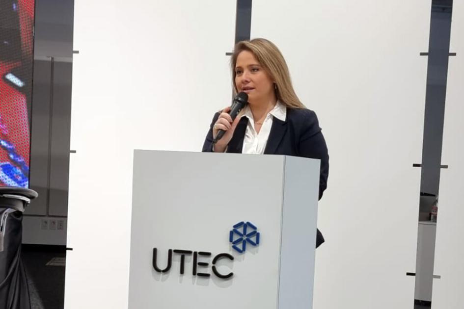 Directora nacional de Industrias, Susana Pecoy Directora Pecoy habla desde un atril