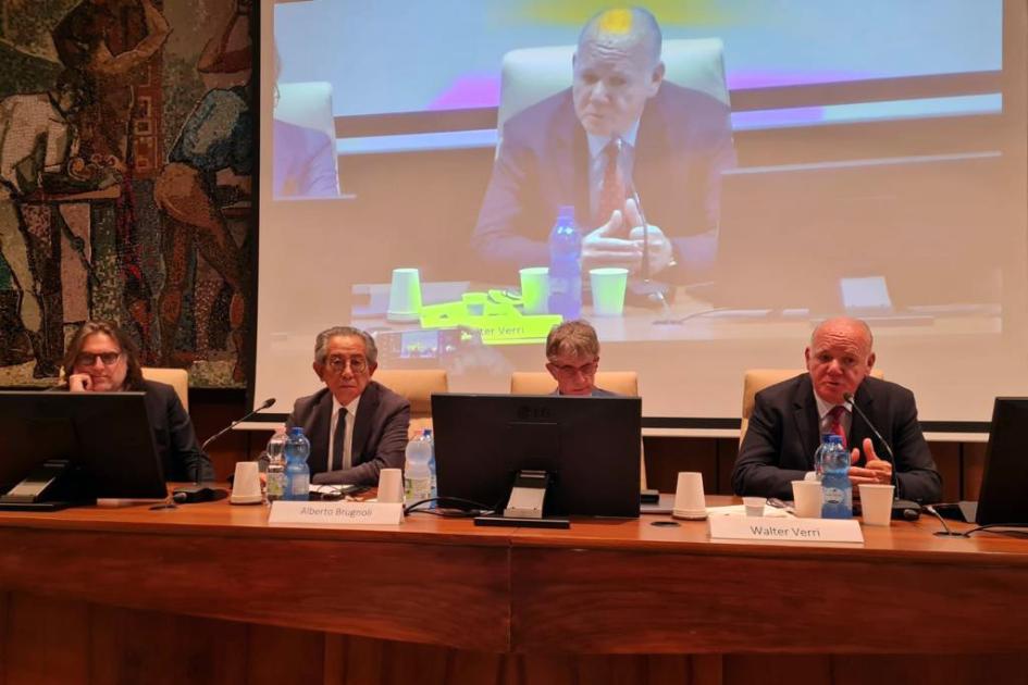 Verri expuso en la clausura del VII Foro Pymes Italia América Latina Verri habla, sentado, junto a tres hombres; detrás se los ve en una pantalla