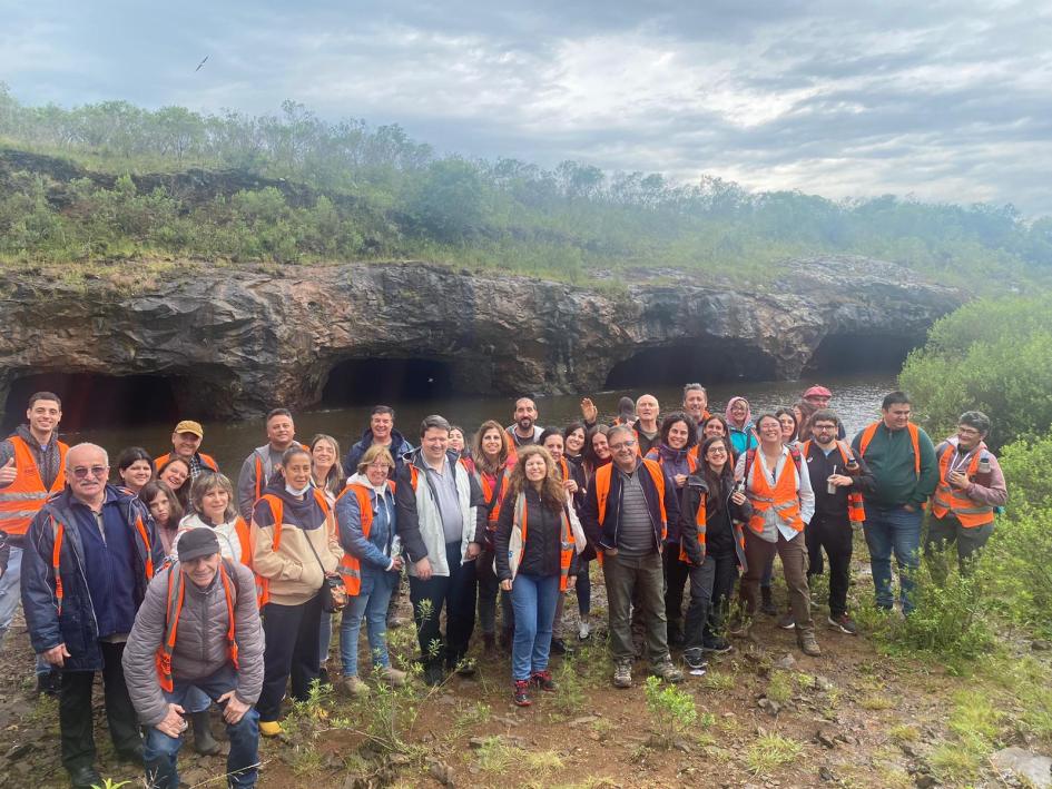 Dinamige visitó el departamento de Artigas Grupo de funcionarios frente a minas y corrientes de agua