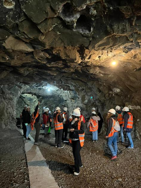 El director y los funcionarios de Dinamige visitaron las minas en que se extraen ágatas y amatistas Personas con cascos y chalecos dentro de una cueva