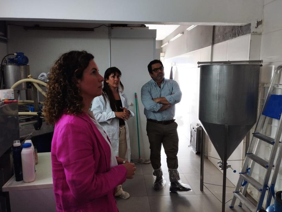 Recorrida por planta Lotto Maciel recorre un espacio junto a dos mujeres; una tiene túnica