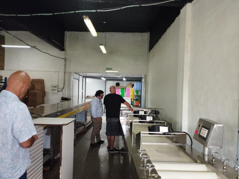 Recorrida por Nutrilicias y Agridulce Maciel y otras personas recorren la planta industrial de barras de cereales Agridulce