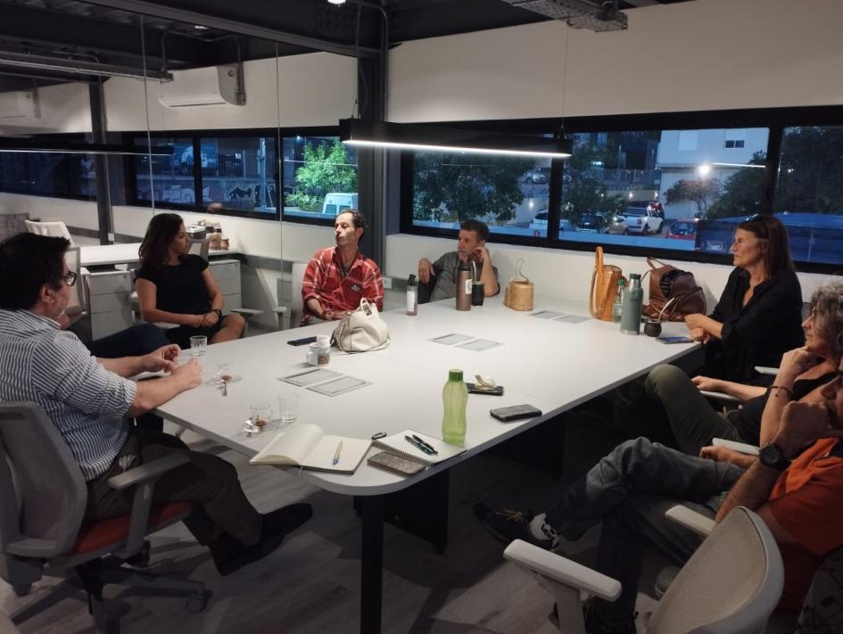 Reunión con integrantes de Ruta de Impacto Personas reunidas alrededor de una mesa