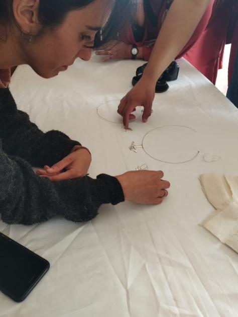 El taller se enfocó en el diseño para artesanos Personas escriben en la misma superficie