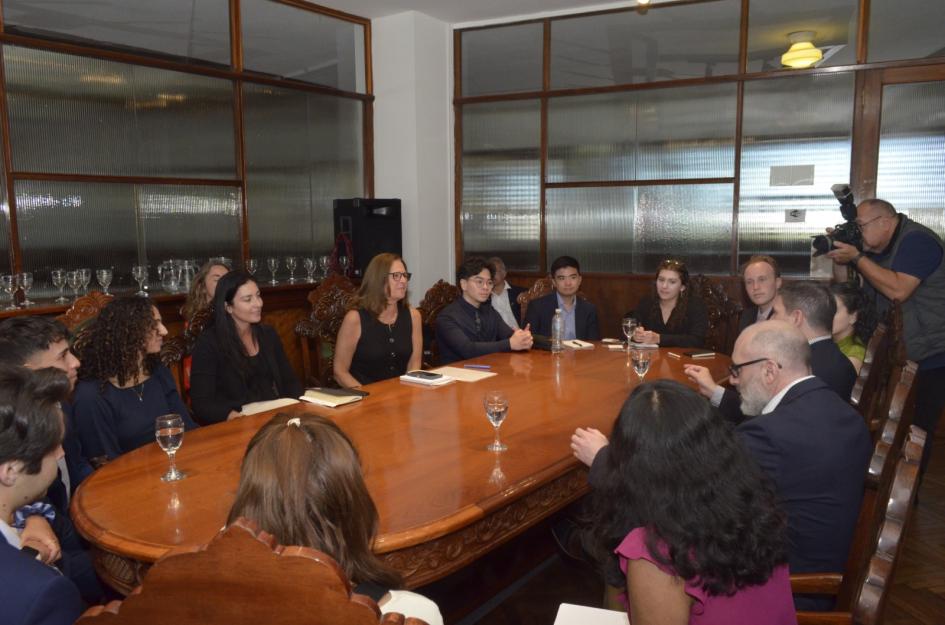 La reunión se realizó en la sede del MIEM Alrededor de una mesa, se ve a los integrantes del MIEM y de la Universidad de Princeton
