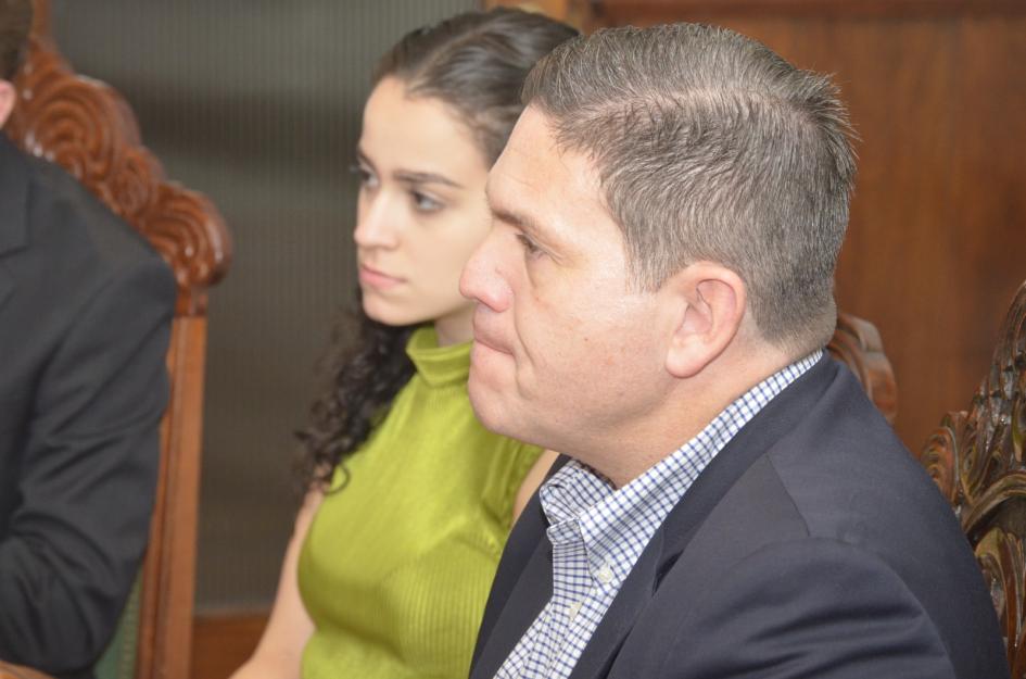 Profesor visitante y exembajador de Colombia en Estados Unidos, Juan Carlos Pinzón Pinizón, junto a una estudiante