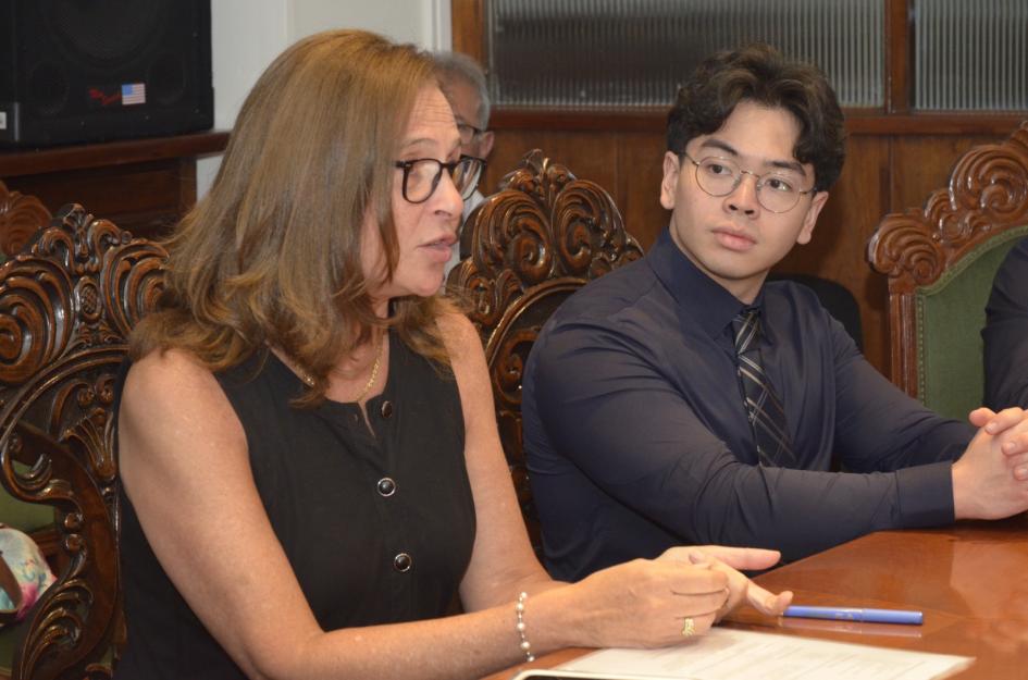 La ministra Elisa Facio lideró la reunión La ministra Facio habla junto a un estudiante