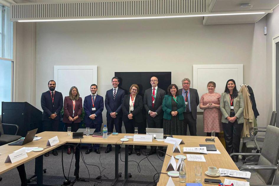 El MIEM participó en Londres de la II Comisión Conjunta Uruguay-Reino Unido Autoridades uruguayas y británicas, en un salón con mesas en "u"