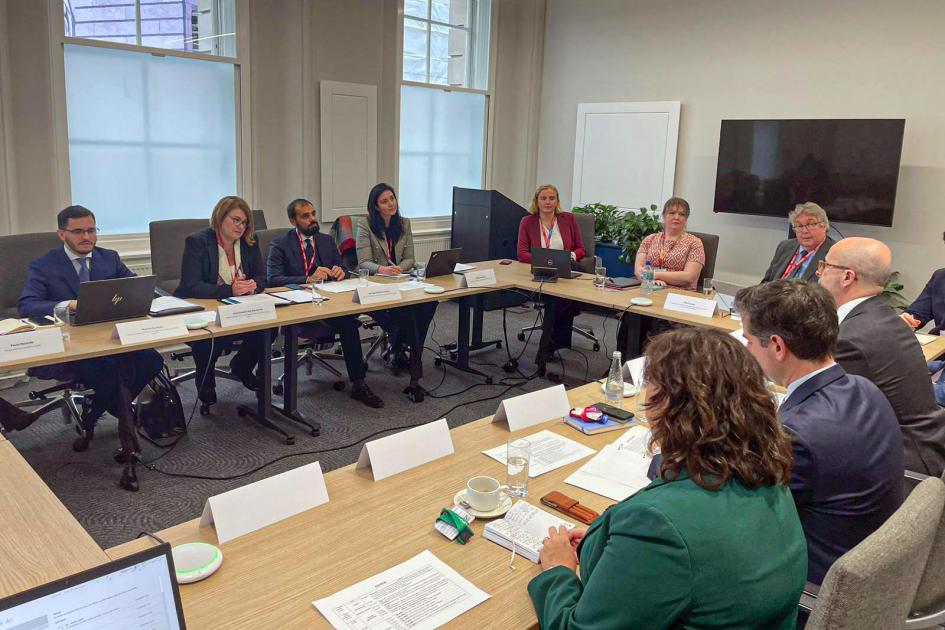 El logro más importante de la misión fue un acuerdo bilateral en el área de la propiedad intelectual Delegaciones uruguaya y británica dialogan, sentados, en mesas dispuestas en "u"
