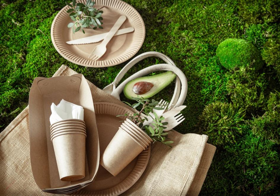Las consultas públicas están vinculadas con el sector de los alimentos. Envases con alimentos sobre pasto