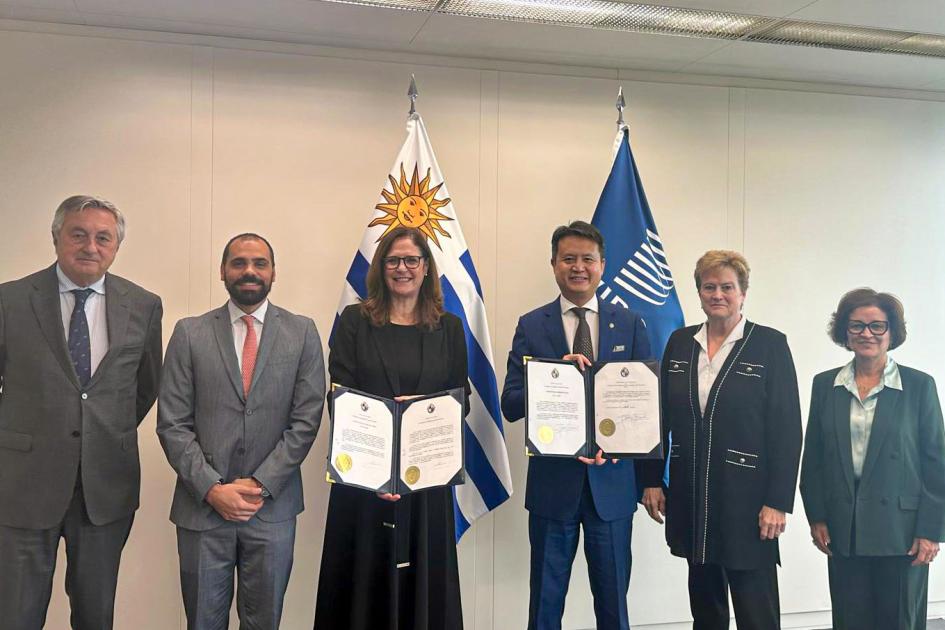 Delegaciones de Uruguay y de la OMPI en Ginebra Delegaciones de Uruguay y la OMPI, de pie; Facio y Tango sostienen los documentos firmados