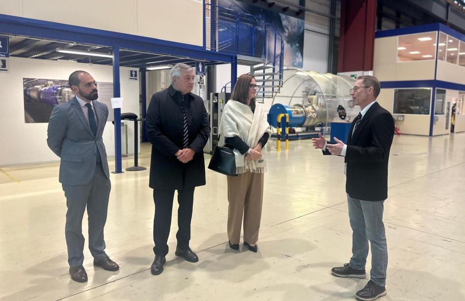 Recorrida por las instalaciones del CERN Autoridades dialogan con un representante del CERN en recorrida por sus instalaciones