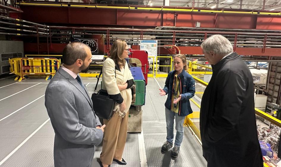 Recorrida por las instalaciones del CERN Autoridades dialogan con una representante del CERN en recorrida por sus instalaciones