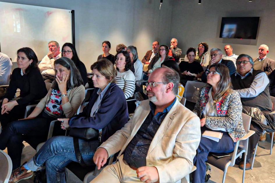 La actividad se desarrolló en el Campus de Innovación de Uruguay Innovation Hub Público, sentado